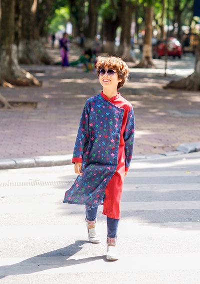 “Hot boy nhí” Gia Khiêm diện áo dài cực dễ thương - 3 Khán giả nhớ tới Gia Khiêm với mái tóc xoăn sành điệu, gương mặt nam tính lại rất phong cách thời trang đậm chất sao nhí.