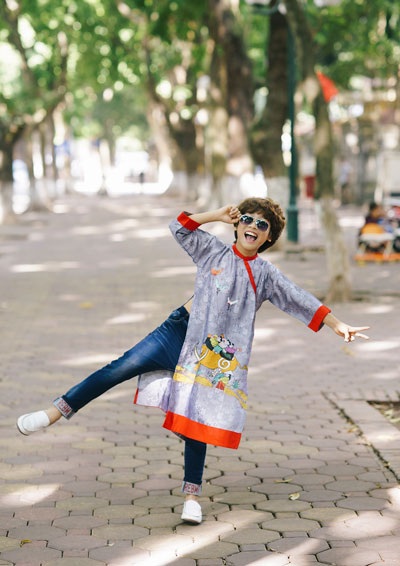 “Hot boy nhí” Gia Khiêm diện áo dài cực dễ thương - 6 Hà Nội đang bước vào những ngày đầu đông, “hot boy nhí” Gia Khiêm đã kịp thực hiện bộ ảnh áo dài cực chất trên đường phố Hà Nội.