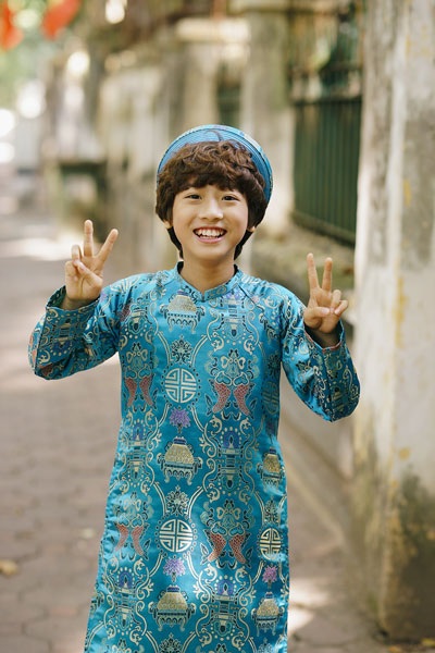 “Hot boy nhí” Gia Khiêm diện áo dài cực dễ thương - 7 Nếu như những bộ áo dài chất liệu gấm mang đến nét đẹp truyền thống (dù đôi lúc vẫn có gì đó lí lắc và tinh nghịch) thì bộ áo dài vẽ trên nhiều chất liệu đã tạo nên hình ảnh một Gia Khiêm khi thì sang chảnh cực chất, lúc thì trong veo và hồn nhiên.