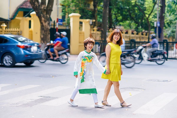 “Hot boy nhí” Gia Khiêm diện áo dài cực dễ thương - 9 Mẹ của cậu bé Gia Khiêm cũng xuất hiện trong bộ ảnh đặc biệt này.