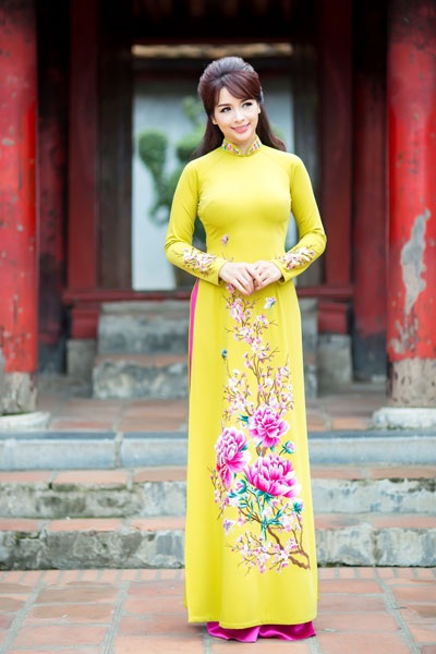 Thúy Hằng đẹp mặn mà trong tà áo dài truyền thống - 9 Thúy Hằng đẹp mặn mà trong tà áo dài truyền thống - 9