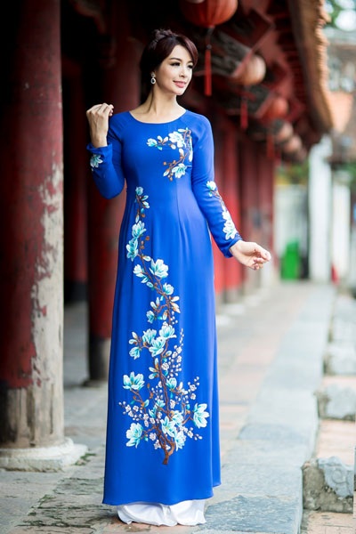 Thúy Hằng đẹp mặn mà trong tà áo dài truyền thống - 7 Thúy Hằng đẹp mặn mà trong tà áo dài truyền thống - 7