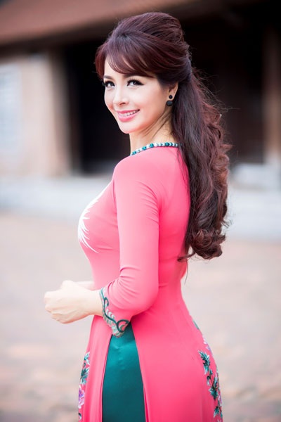 Thúy Hằng đẹp mặn mà trong tà áo dài truyền thống - 2 Thúy Hằng đẹp mặn mà trong tà áo dài truyền thống - 2