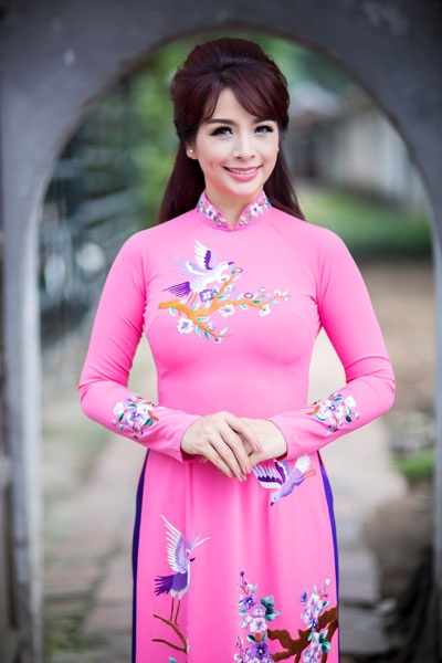 Thúy Hằng đẹp mặn mà trong tà áo dài truyền thống - 3 Thúy Hằng đẹp mặn mà trong tà áo dài truyền thống - 3