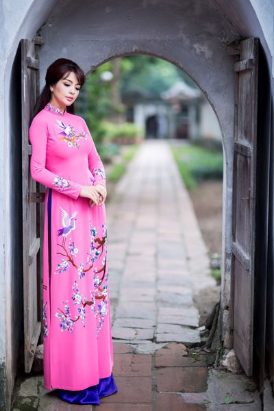 Thúy Hằng đẹp mặn mà trong tà áo dài truyền thống - 4 Thúy Hằng đẹp mặn mà trong tà áo dài truyền thống - 4