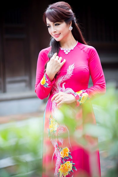 Thúy Hằng đẹp mặn mà trong tà áo dài truyền thống - 6 Thúy Hằng đẹp mặn mà trong tà áo dài truyền thống - 6