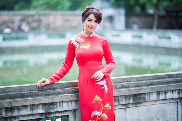 Thúy Hằng đẹp mặn mà trong tà áo dài truyền thống - 10 Thúy Hằng đẹp mặn mà trong tà áo dài truyền thống - 10