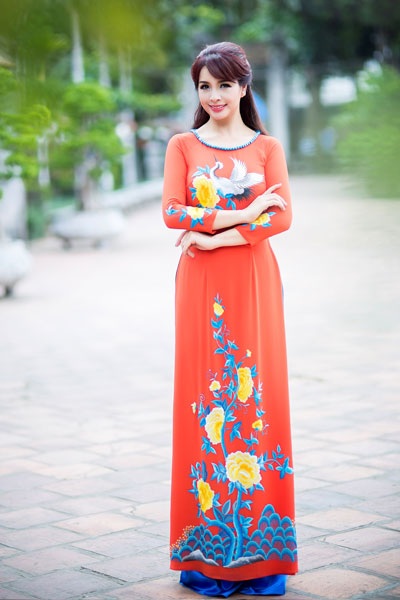 Thúy Hằng đẹp mặn mà trong tà áo dài truyền thống - 8 Thúy Hằng đẹp mặn mà trong tà áo dài truyền thống - 8