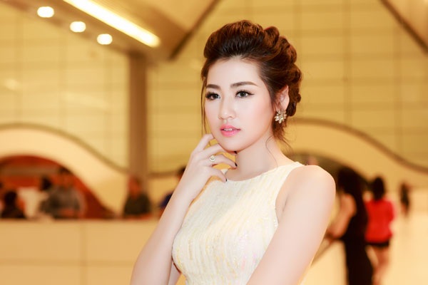 Á hậu Tú Anh diện váy công chúa, đeo trang sức 1,5 tỷ đồng - 6 Tú Anh khoe khéo nhẫn kim cương giá trị khủng.