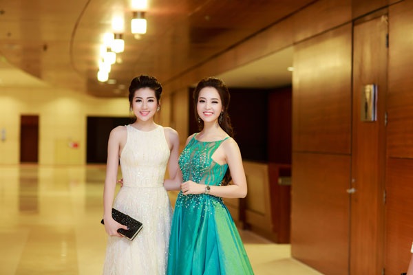 Á hậu Tú Anh diện váy công chúa, đeo trang sức 1,5 tỷ đồng - 8 Tú Anh hội ngộ đàn chị, Á hậu Thụy Vân.