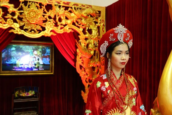 Vở diễn hầu đồng Tứ Phủ “hút khách” tại Anh - 1 Vở diễn hầu đồng Tứ Phủ “hút khách” tại Anh - 1