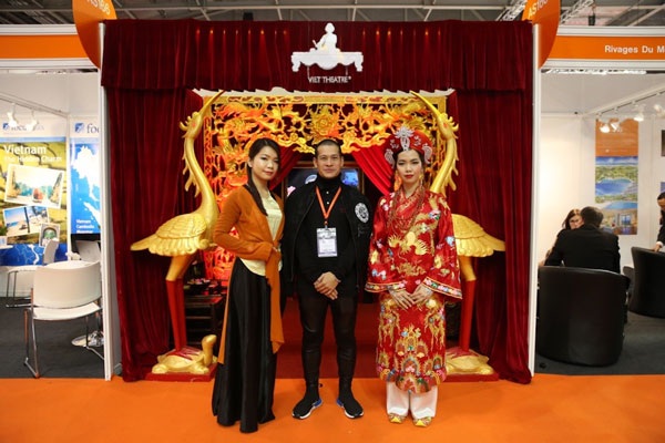 Vở diễn hầu đồng Tứ Phủ “hút khách” tại Anh - 3 Đạo diễn Việt Tú đưa vở diễn hầu đồng Tứ Phủ tham gia Hội chợ Du lịch Thế giới 2016 tại Anh.