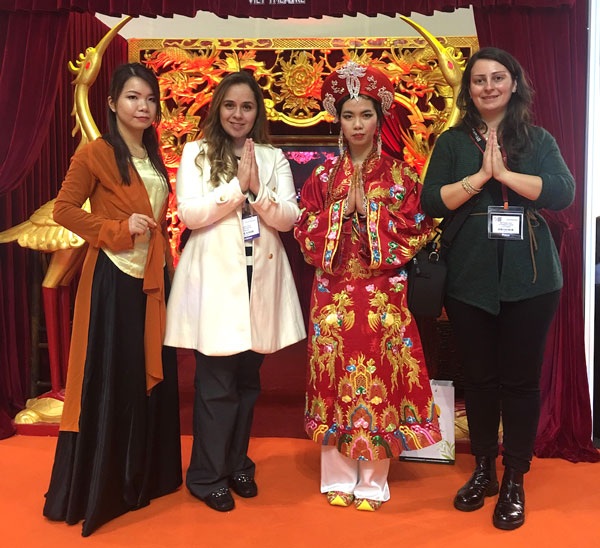 Vở diễn hầu đồng Tứ Phủ “hút khách” tại Anh - 5 Du khách chụp ảnh kỷ niệm ở gian hàng Tứ Phủ.