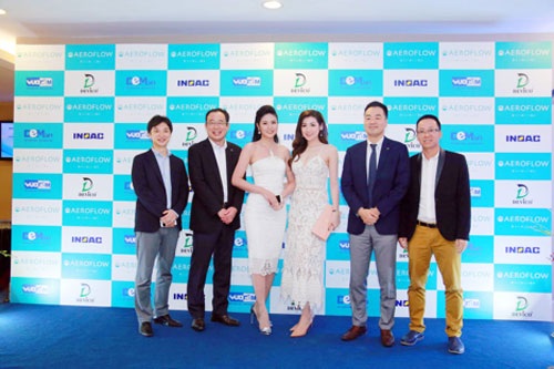 Gia đình Lã Thanh Huyền háo hức chọn đệm cho mùa đông - 5 Á hậu Tú Anh, Ngọc Hân cùng các đại diện của nhà sản xuất đệm Aeroflow và đơn vị phân phối DEVICO tại Việt Nam.