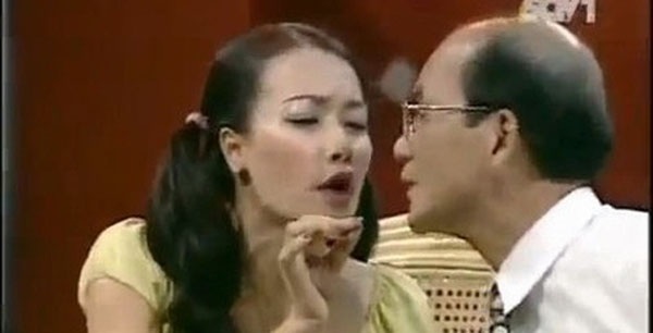 Vì sao Vân Dung ân hận trước sự ra đi của "bố" Phạm Bằng? - 2 Vân Dung và NSƯT Phạm Bằng trong một tiểu phẩm hài.
