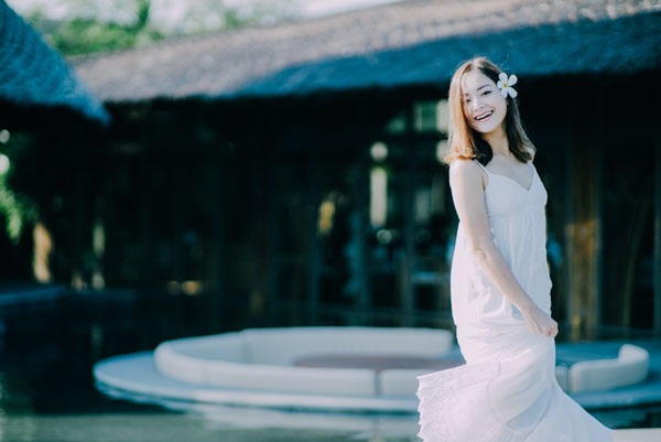 Diễn viên Lan Phương khoe vẻ đẹp vừa trong trẻo vừa quyến rũ - 5 Giữa guồng quay tất bật của công việc, sáng học tiếng Nhật, chiều tham gia tập kịch và đạo diễn vở Mây trôi về đâu do chính mình viết kịch bản, nàng diễn viên độc thân nguy hiểm Lan Phương đã có khoảng thời gian nghỉ dưỡng tuyệt vời tại Đà Nẵng khi tham gia một chương trình truyền hình.