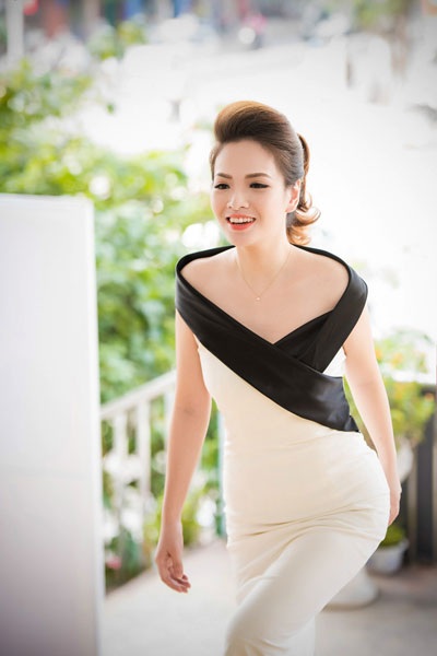 MC Đan Lê “gái hai con” vẫn rất cuốn hút - 2 Người đẹp diện váy màu trắng- đen thiết kế ôm sát, cổ hình trái tim rất gợi cảm.