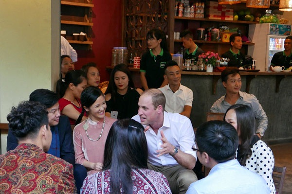 Nghệ sĩ Xuân Bắc nói gì khiến Hoàng tử William bật cười? - 2 Hoàng tử William có buổi cà phê trò chuyện với các nghệ sĩ như ca sĩ Hồng Nhung, nhạc sĩ Thanh Bùi, nghệ sĩ Xuân Bắc... (Ảnh: An Bình)