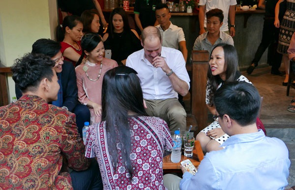Nghệ sĩ Xuân Bắc nói gì khiến Hoàng tử William bật cười? - 3 Hoàng tử William bật cười trước sự hài hước của nghệ sĩ Việt Nam (Ảnh: An Bình)
