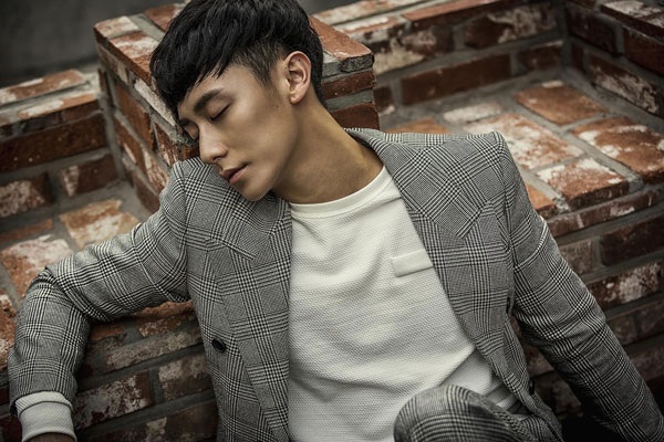 Rocker Nguyễn đốn tim khán giả nữ với “Em yêu” - 6 Vẫn với phong cách ballad dịu ngọt sở trường của Tiến Minh, bài hát “Em yêu” là lời tâm sự chân thành nhất của Rocker Nguyễn dành cho tình yêu của mình. Và rất hy vọng, đây cũng sẽ là lời tỏ tình đáng yêu nhất của những cặp tình nhân, khi mùa đông đã cận kề…