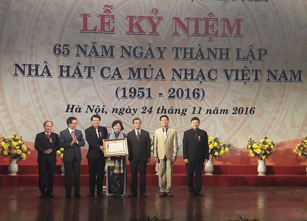 Nhà hát Ca Múa Nhạc Việt Nam đón nhận Huân chương Lao động hạng Nhất từ Phó Thủ tướng Vũ Đức Đam (Ảnh: Thanh Hằng).