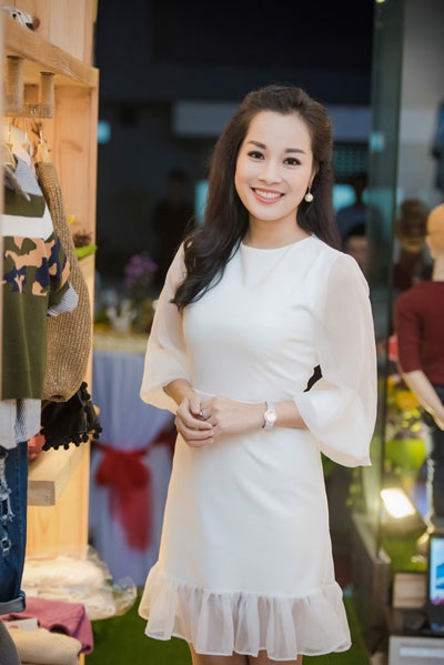 Vàng Anh ngày nào thu hút với vẻ đẹp ngày càng mặn mà, vóc dáng thon gọn dù đã làm mẹ của hai nhóc tỳ đáng yêu.