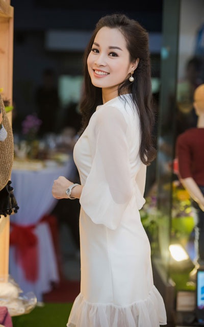 Diễn viên Minh Hương diện váy trắng, trang điểm rạng rỡ khi tham dự sự kiện ra mắt thương hiệu thời trang mới đây tại Hà Nội.