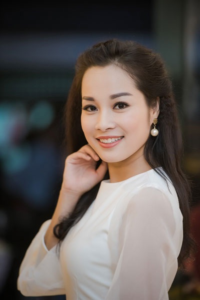 Nhan sắc rạng rỡ của Minh Hương nhận được nhiều lời khen ngợi.