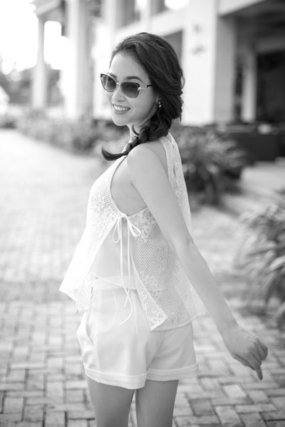 Á hậu Thái Như Ngọc đẹp tinh khôi - 1 Sau một thời gian im ắng, Á hậu Trang sức 2007 tái xuất với hình ảnh vừa năng động vừa nữ tính.