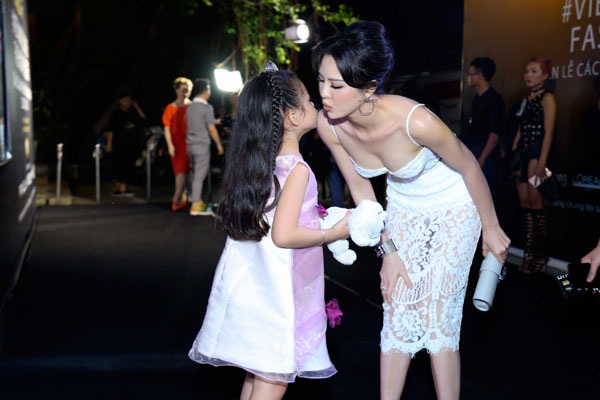 Á hậu Trà Giang tái xuất với vẻ đẹp sexy - 4 Người đẹp được fan nhí thể hiện tình cảm.