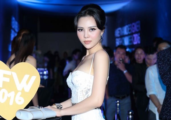 Á hậu Trà Giang tái xuất với vẻ đẹp sexy - 6 Sau khi đoạt danh hiệu Á hậu Hoa hậu người Việt Thế giới, Trà Giang được giới truyền thông săn đón.