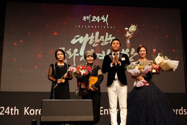 Hoa hậu Thúy Nga trao giải tại Korean Culture & Global Entertainment Awards 2016 - 3 Ông Tô Đình Trung trao giải Nghệ sĩ xuất sắc.