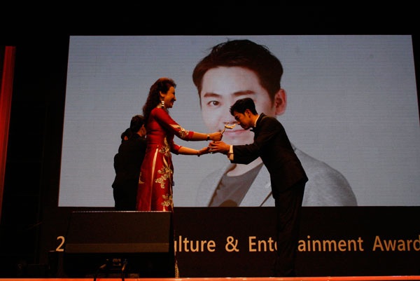 Hoa hậu Thúy Nga trao giải tại Korean Culture & Global Entertainment Awards 2016 - 7 Hoa hậu Thúy Nga trao giải tại Korean Culture & Global Entertainment Awards 2016 - 7