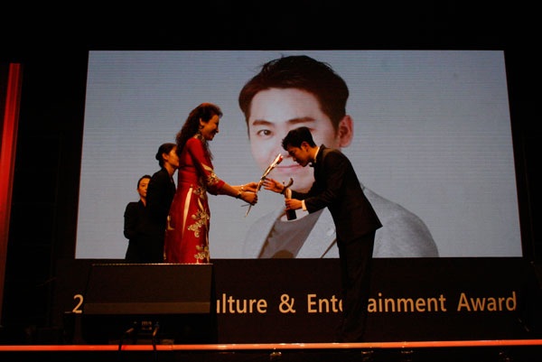 Hoa hậu Thúy Nga trao giải tại Korean Culture & Global Entertainment Awards 2016 - 8 Một số hình ảnh Hoa hậu doanh nhân thành đạt Thúy Nga trao giải tại Giải thưởngKorean Culture & Global Entertainment Awards 2016.