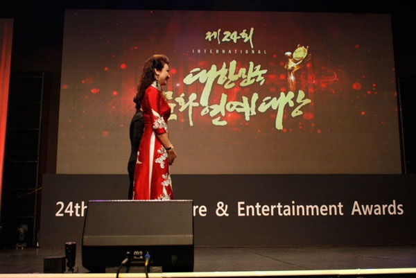 Hoa hậu Thúy Nga trao giải tại Korean Culture & Global Entertainment Awards 2016 - 5 Hoa hậu Thúy Nga trao giải tại Korean Culture & Global Entertainment Awards 2016 - 5