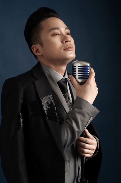 Là một nghệ sẽ tài năng và có gout thời trang rất tinh tế, Tùng Dương luôn tạo ấn tượng mạnh cho người đối diện ngay cả khi ở ngoài đời chứ không riêng gì trên sân khấu. Những bộ đồ của anh luôn khác biệt, độc đáo và có thông điệp hoặc ý đồ chứ không chỉ đơn giản là “mặc” chúng trên người.