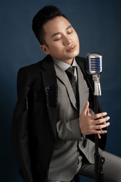 Trước nay khán giả vẫn quen thấy một Tùng Dương “quái” trong các bộ trang phục, nhưng mới đây, anh vừa tung ra bộ ảnh mặc vets vô cùng thanh lịch, nền nã khác hẳn hình ảnh thường thấy. Lý giải về điều này Tùng Dương cho rằng, thời trang là niềm yêu thích của anh, và trong thời đại bùng nổ của sự sáng tạo – khác biệt đã giúp anh có những thay đổi nhận thức khi cảm thụ cái đẹp.