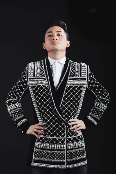 Không tự ái khi bị đánh giá như vậy, Tùng Dương thẳng thắn chia sẻ quan điểm của mình. Anh cho rằng đó là quy luật của sự phát triển và thay đổi theo từng thời điểm. Nghệ sỹ không được ỷ nại vào cảm xúc của mình mà phải kiểm soát chính nó. Nếu quay lại nhìn quá khứ đã qua, anh chỉ tiếc mình đã không còn cái sự trong trẻo, ngây ngô thuở mới vào nghề. Tuy nhiên, mọi thứ đều phải tiến về phía trước, Tùng Dương hôm nay đã mạnh mẽ hơn, lý trí hơn để kiểm soát cuộc sống cũng như từng bước đi trong sự nghiệp, đó cũng chính là bản lĩnh của một ngôi sao cần phải có để duy trì vị trí và ngày càng phát triển.