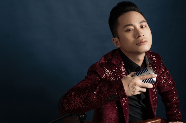 Tùng Dương chia sẻ, sự thay đổi ở những thái cực khác nhau sẽ giúp anh khám phá nhiều hơn các mặt đối lập trong chính bản thể của mình. Anh cũng là người cổ suý cho những phá cách, sáng tạo vô tận của người nghệ sỹ. Vì thế, đôi khi sự thay đổi bản thân cũng là sự khám phá chính mình, ví như ở thời điểm hiện tại, Tùng Dương thích phong cách thời trang “classic” là do chính anh muốn thay đổi chứ không phải do ai gò ép, “Trong tâm thức tôi muốn thay đổi hình ảnh một người đàn ông lịch lãm ở thời điểm hiện tại, nhất là khi mình lên chức bố. Tuy nhiên, dù thanh lịch trong bộ vets nhưng khi bước lên sân khấu với ánh đèn rực rỡ thì mọi thứ có thể sẽ rất khác”, anh nói.