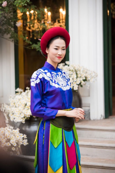 Á hậu Tú Anh đẹp lộng lẫy trong tà áo dài dân tộc - 10 Á hậu Tú Anh đẹp lộng lẫy trong tà áo dài dân tộc - 10