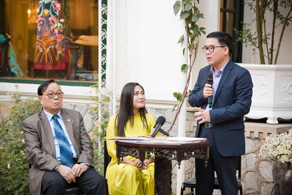 Á hậu Tú Anh đẹp lộng lẫy trong tà áo dài dân tộc - 12 Tại sự kiện, Giám đốc Sở Du lịch Hà Nội- ông Đỗ Đình Hồng (ngoài cùng bên phải) công bố Không gian Áo dài Việt của Nghệ nhân Áo dài Lan Hương đạt chuẩn phục vụ khách du lịch. Nghệ nhân Lan Hương (giữa) cho biết, trước mắt đây là địa chỉ du lịch không thu phí đối với du khách.