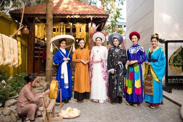 Á hậu Tú Anh đẹp lộng lẫy trong tà áo dài dân tộc - 11 Màn trình diễn trang phục dân tộc đặc sắc của các người đẹp.