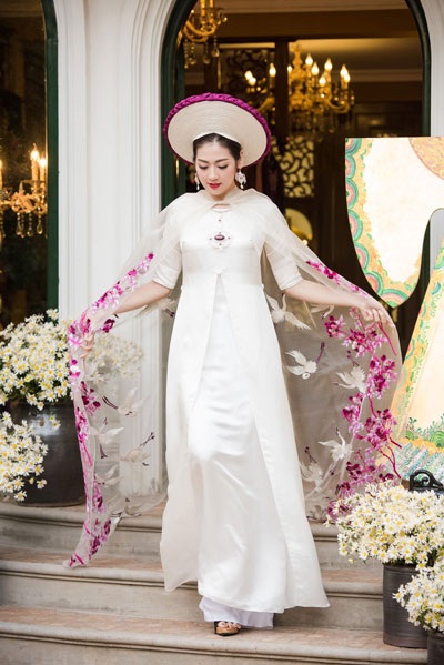Á hậu Tú Anh đẹp lộng lẫy trong tà áo dài dân tộc - 1 Chiều ngày 6/12, Á hậu Tú Anh xuất hiện với vị trí vedette trong chương trình của Nghệ nhân Áo dài Lan Hương.