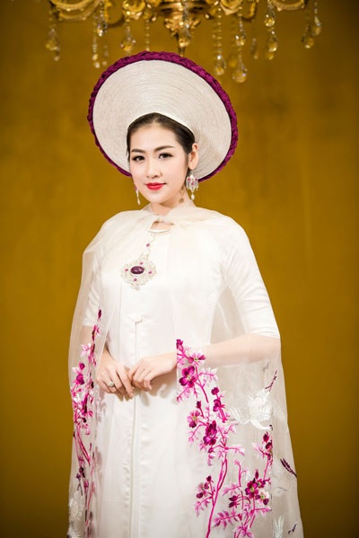 Á hậu Tú Anh đẹp lộng lẫy trong tà áo dài dân tộc - 2
Tú Anh khoe vẻ đẹp rạng ngời, tràn đầy sức sống trong trang phục áo dài dân tộc được thiết kế đặc biệt.