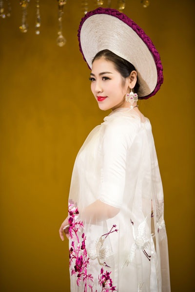 Á hậu Tú Anh đẹp lộng lẫy trong tà áo dài dân tộc - 3 Tú Anh hiện làm MC và giữ vai trò BTV của Trung tâm tin tức VTV24 của Đài truyền hình Việt Nam. Mới đây, trong chương trình phát sóng ngày 11/11, Á hậu Dương Tú Anh đã gặp phải sự cố hy hữu ngay trên sóng truyền hình. Sau khi đã dẫn xong kịch bản chương trình, trên truyền hình đã chuyển cảnh đoạn phim dựng sẵn nên Á hậu Tú Anh vô tư làm động tác múa. Dù là sự cố ngoài ý muốn nhưng hầu hết khán giả cảm thấy thú vị về hành động đáng yêu này của Á hậu Tú Anh.