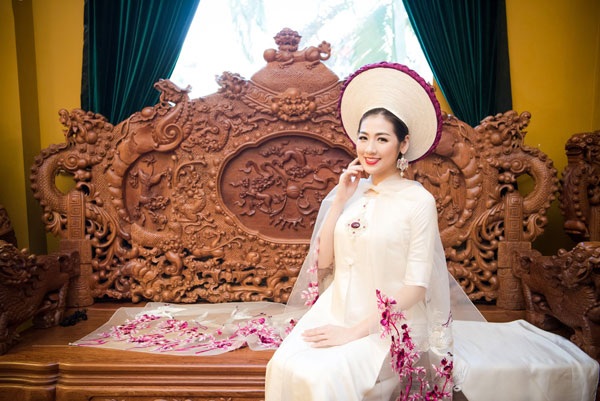 Á hậu Tú Anh đẹp lộng lẫy trong tà áo dài dân tộc - 4 Người đẹp là một trong những Hoa hậu, Á hậu không chỉ chiếm cảm tình về nhan sắc, học vấn mà còn là người đẹp giữ gìn hình ảnh trong mắt công chúng.