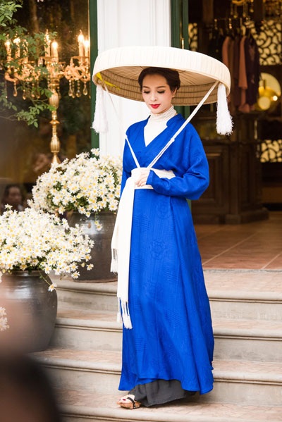 Á hậu Tú Anh đẹp lộng lẫy trong tà áo dài dân tộc - 5 Á hậu Tú Anh đẹp lộng lẫy trong tà áo dài dân tộc - 5