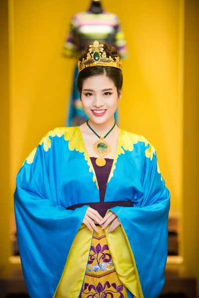 Á hậu Tú Anh đẹp lộng lẫy trong tà áo dài dân tộc - 7 Á hậu Tú Anh đẹp lộng lẫy trong tà áo dài dân tộc - 7