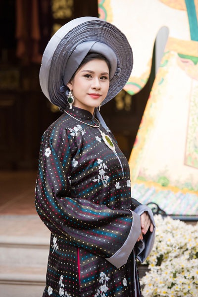 Á hậu Tú Anh đẹp lộng lẫy trong tà áo dài dân tộc - 8 Á hậu Tú Anh đẹp lộng lẫy trong tà áo dài dân tộc - 8