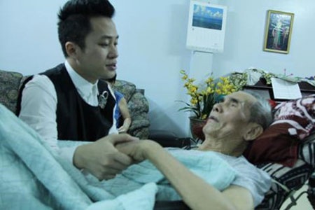 Nhạc sĩ Thế Song xúc động rơi nước mắt khi nghe Tùng Dương hát Nơi đảo xa khi nam ca sĩ đến thăm ông năm 2015. Theo nhạc sĩ Thế Hiển, Tùng Dương là ca sĩ góp phần quảng bá tạo hiệu ứng lớn khi hát ca khúc Nơi đảo xa.